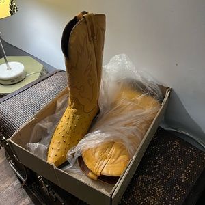 I’m selling cowboys boots for men  brand new  I bringing from Mexico